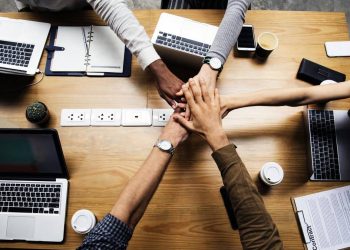 How to Choose the Best AI Platform for Effective Team Collaboration?