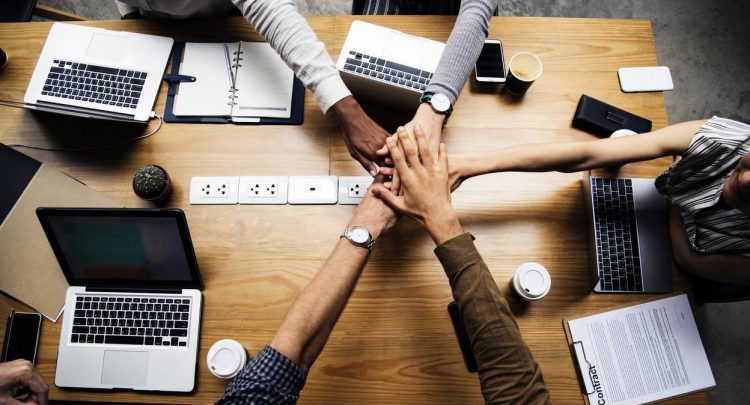 How to Choose the Best AI Platform for Effective Team Collaboration?